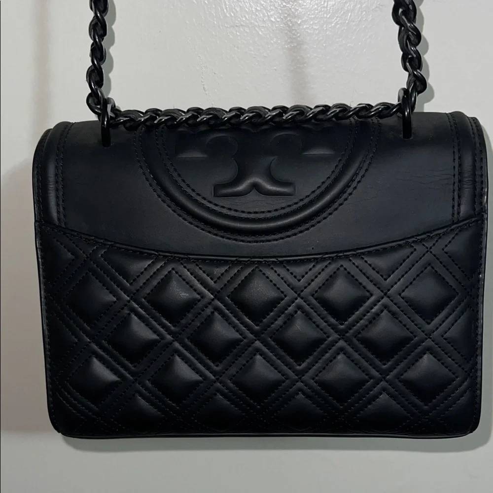 Elegant Black Quilted Shoulder Bag - Picture 6 of 8